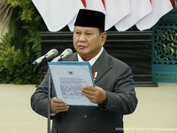 Presiden Prabowo Subianto mengankat Dewan Pertimbangan di Istana Negara, Jakarta, Jumat (2/10/2026). (Tangkapan Layar Youtube/Sekretariat Presiden)