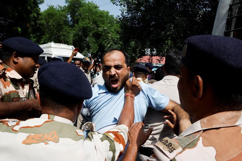 Para pendukung Cockroach Janta Party (CJP) mengikuti unjuk rasa yang menuntut pengunduran diri Kepala Komisioner Pemilihan Umum India, Gyanesh Kumar, di Mumbai, India, pada 2 Oktober 2026. (REUTERS/Priyanshu Singh)