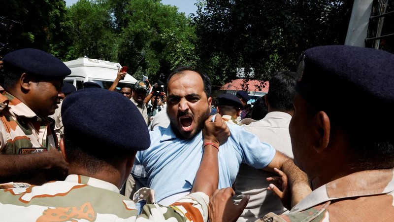 Seorang pengunjuk rasa bereaksi saat diamankan oleh polisi dalam aksi protes yang menuntut pengunduran diri Kepala Komisioner Pemilihan Umum India, Gyanesh Kumar, di New Delhi, India, pada 2 Oktober 2026.