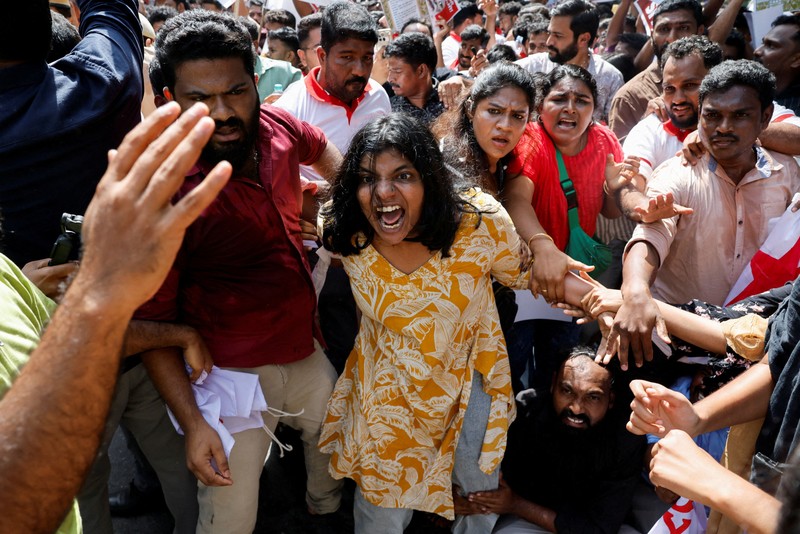 Para pendukung Cockroach Janta Party (CJP) mengikuti unjuk rasa yang menuntut pengunduran diri Kepala Komisioner Pemilihan Umum India, Gyanesh Kumar, di Mumbai, India, pada 2 Oktober 2026. (REUTERS/Priyanshu Singh)