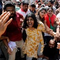 Seorang pengunjuk rasa bereaksi saat polisi menahannya dalam aksi protes yang menuntut pengunduran diri Kepala Komisioner Pemilihan Umum India, Gyanesh Kumar, di New Delhi, India, pada 2 Oktober 2026. (REUTERS/Adnan Abidi)
