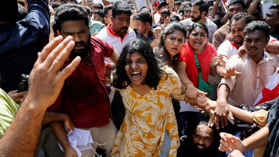 Seorang pengunjuk rasa bereaksi saat polisi menahannya dalam aksi protes yang menuntut pengunduran diri Kepala Komisioner Pemilihan Umum India, Gyanesh Kumar, di New Delhi, India, pada 2 Oktober 2026.
