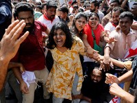 Seorang pengunjuk rasa bereaksi saat polisi menahannya dalam aksi protes yang menuntut pengunduran diri Kepala Komisioner Pemilihan Umum India, Gyanesh Kumar, di New Delhi, India, pada 2 Oktober 2026. (REUTERS/Adnan Abidi)