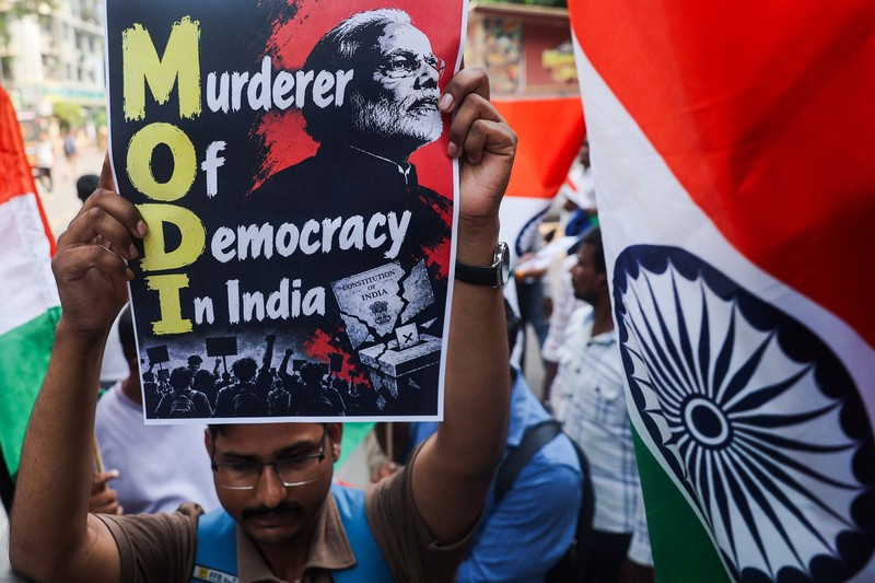 Para pendukung Cockroach Janta Party (CJP) mengikuti unjuk rasa yang menuntut pengunduran diri Kepala Komisioner Pemilihan Umum India, Gyanesh Kumar, di Mumbai, India, pada 2 Oktober 2026. (REUTERS/Priyanshu Singh)