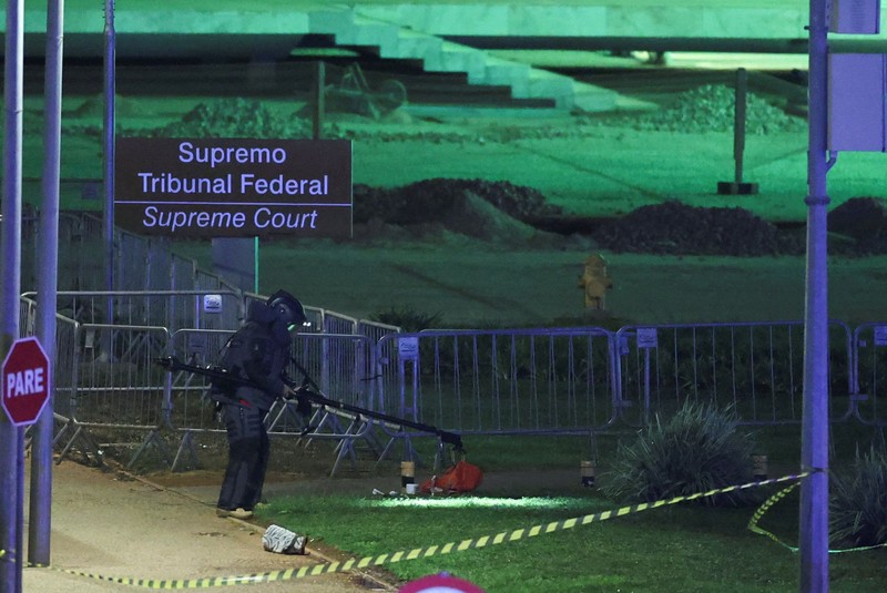 Petugas kepolisian mengamankan lokasi menyusul dugaan ancaman bom di dekat Mahkamah Agung di Brasilia, Brasil, pada 1 Oktober 2026. (REUTERS/Adriano Machado)