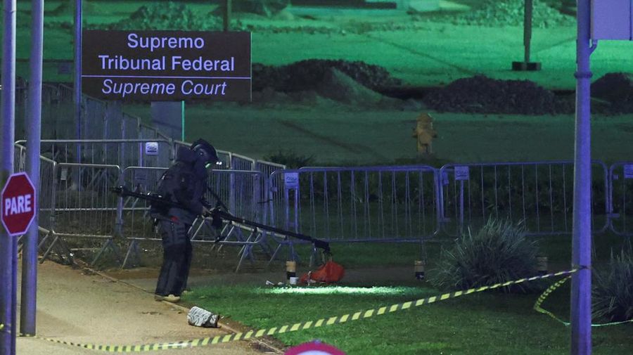 Seorang petugas polisi memeriksa sebuah tas menyusul dugaan ancaman bom di dekat Mahkamah Agung di Brasilia, Brasil, pada 1 Oktober 2026.