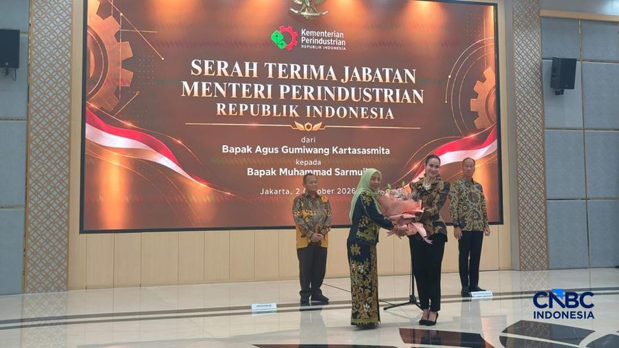 Antrean PNS Kemenperin yang ingin bersalaman dengan Menteri Perindustrian yang baru M Sarmuji. (CNBC Indonesia/Damiana Cut E)