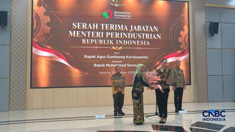 Antrean PNS Kemenperin yang ingin bersalaman dengan Menteri Perindustrian yang baru M Sarmuji. (CNBC Indonesia/Damiana Cut E)