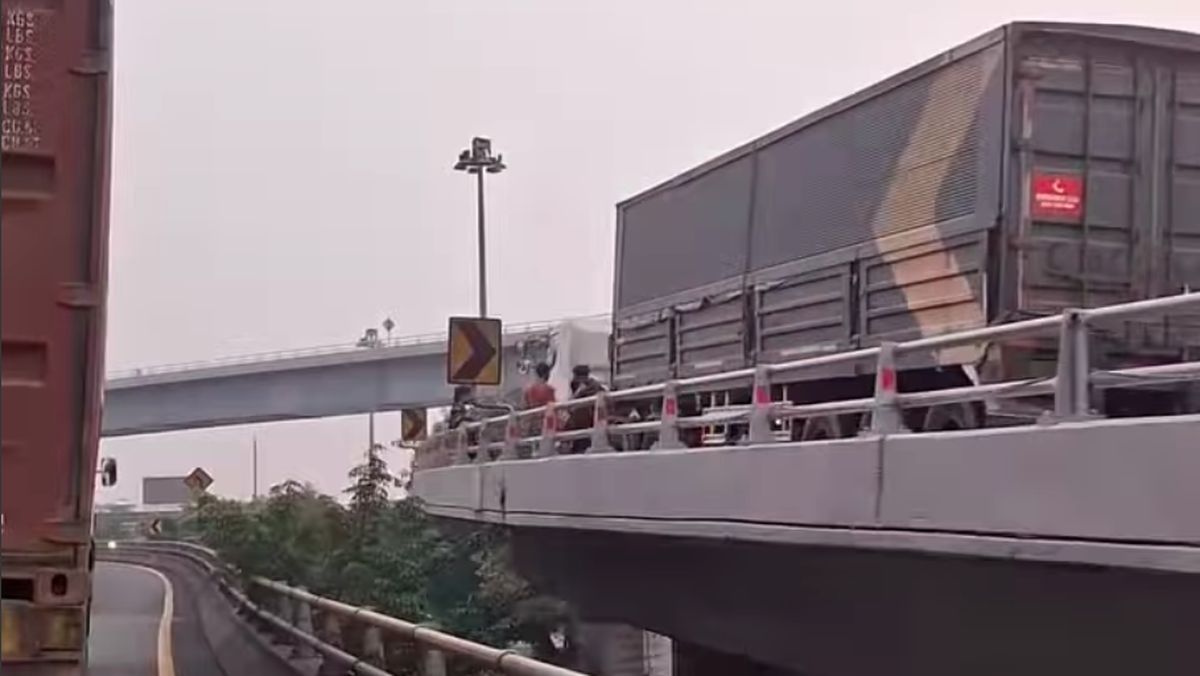 Truk Mogok di Flyover Tomang, Saat Mesin Nyala Harus Mundur ke Jalan Arteri — NadiKabar.com
