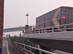 Truk Mogok di Flyover Tomang, Saat Mesin Nyala Harus Mundur ke Jalan Arteri