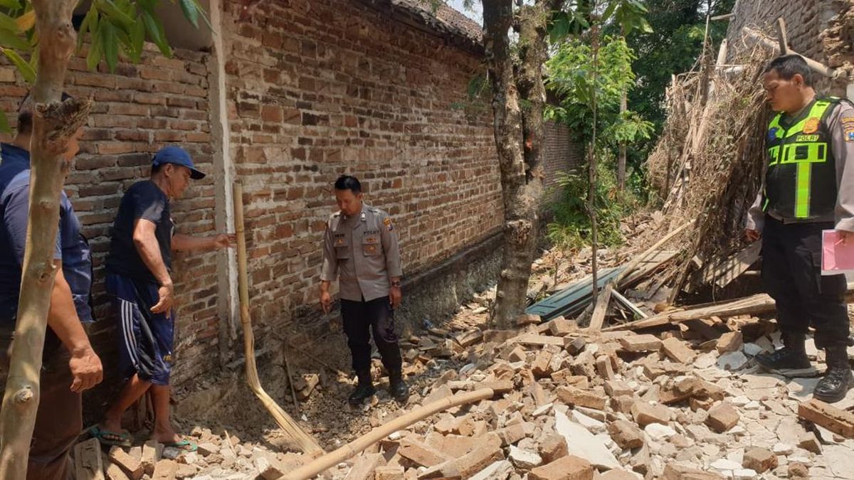 2 Warga di Magetan Tertimpa Tembok saat Bongkar Rumah Kosong, 1 Tewas — NadiKabar.com
