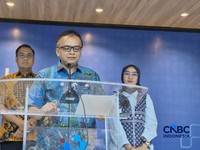Direktur Strategi dan Kebijakan Infrastruktur Digital Komdigi Denny Setiawan saat konferensi pers di Kantor Komdigi, Sabtu (3/10/2026). (CNBC Indonesia/Intan Rakhmayanti Dewi)
