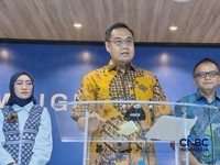 Evan Fathurokhman Adiwidjaja, Sekretaris Ditjen Infrastruktur Digital Komdigi, saat konferensi pers di Kantor Komdigi, Sabtu (3/10/2026). (CNBC Indonesia/Intan Rakhmayanti Dewi)