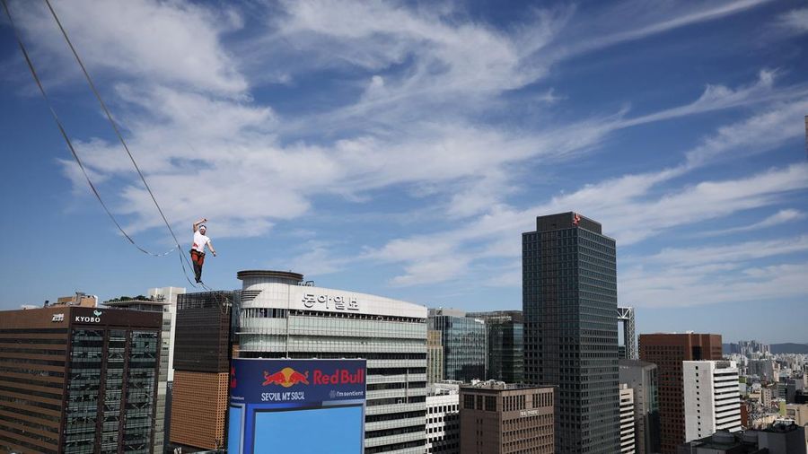 Jaan Roose melakukan aksi slackline,  Kamis (1/10/2026) di Seoul, Korea Selatan. (Han Myung-Gu/Pool via REUTERS)