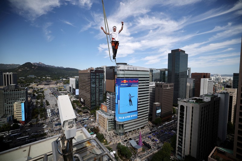 Jaan Roose melakukan aksi slackline,  Kamis (1/10/2026) di Seoul, Korea Selatan. (Han Myung-Gu/Pool via REUTERS)