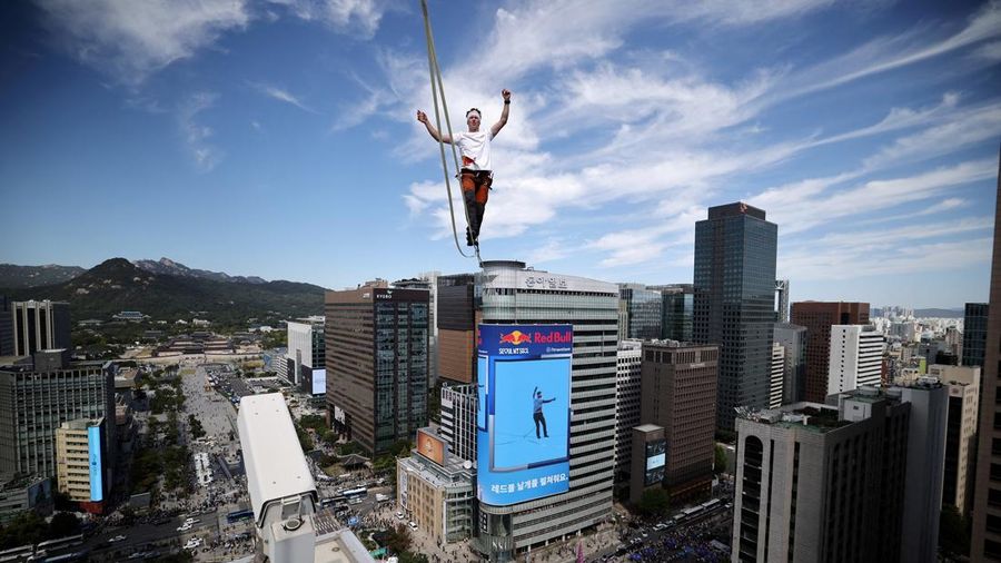 Jaan Roose melakukan aksi slackline,  Kamis (1/10/2026) di Seoul, Korea Selatan. (Han Myung-Gu/Pool via REUTERS)