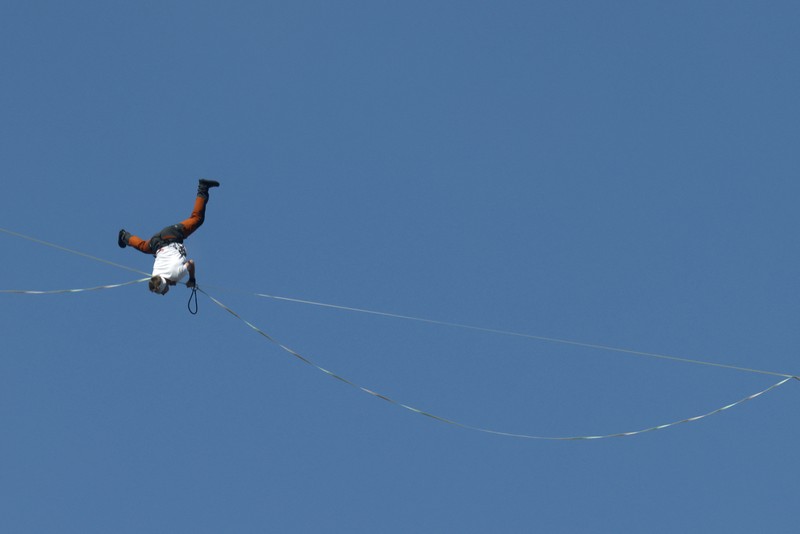 Jaan Roose melakukan aksi slackline,  Kamis (1/10/2026) di Seoul, Korea Selatan. (Han Myung-Gu/Pool via REUTERS)