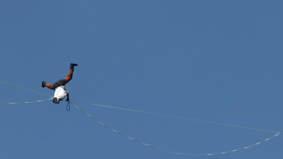 Jaan Roose melakukan aksi slackline,  Kamis (1/10/2026) di Seoul, Korea Selatan.