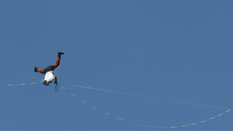 Jaan Roose melakukan aksi slackline,  Kamis (1/10/2026) di Seoul, Korea Selatan.