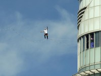 Jaan Roose melakukan aksi slackline,  Kamis (1/10/2026) di Seoul, Korea Selatan. (Han Myung-Gu/Pool via REUTERS)
