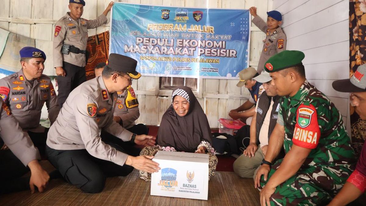 Kapolres Pelalawan Pimpin 'Jalur' Susur Sungai Bagikan Sembako ke Warga — NadiKabar.com