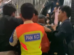 Video Keributan di Stasiun Bekasi Gegara Rebutan Eskalator