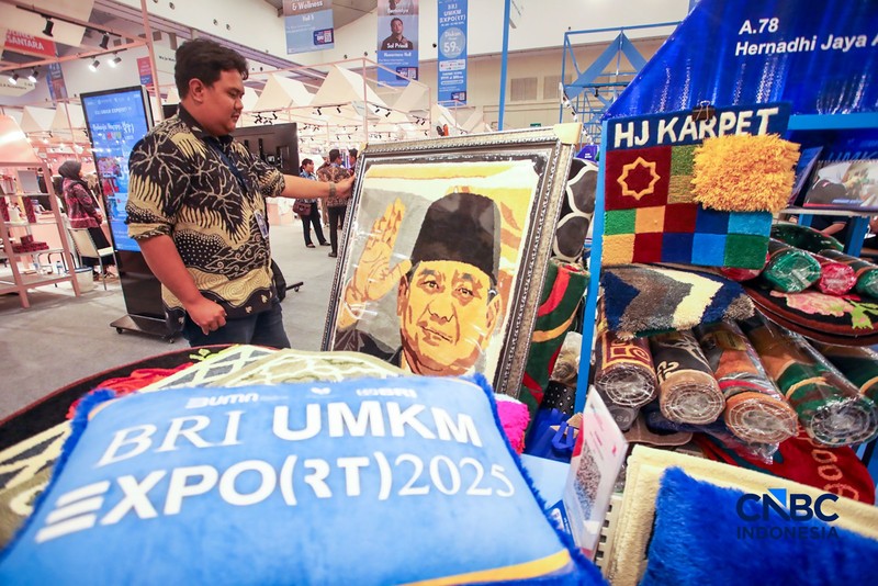 Pengunjung melihat produk UMKM (Usaha Mikro, Kecil, dan Menengah) yang dijual dalam acara BRI UMKM EXPO(RT) di ICE BSD, Tangerang, Banten, Kamis (30/1/2025). BRI UMKM EXPO(RT) yang berlangsung hingga (2/2) mendatang atau selama 4 hari menghadirkan 1.000 UMKM terbaik dari seluruh Indonesia. (CNBC Indonesia/Faisal Rahman)