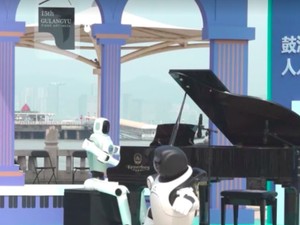 Momen Robot Main Piano di Festival Musik China