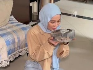 Shanty Denny Coba Puding Lele, Begini Reaksinya pada Suapan Pertama!