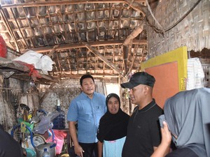 Subandi Serahkan 4 Kursi Roda-Benahi 2 Rumah Saat Blusukan ke Jabon
