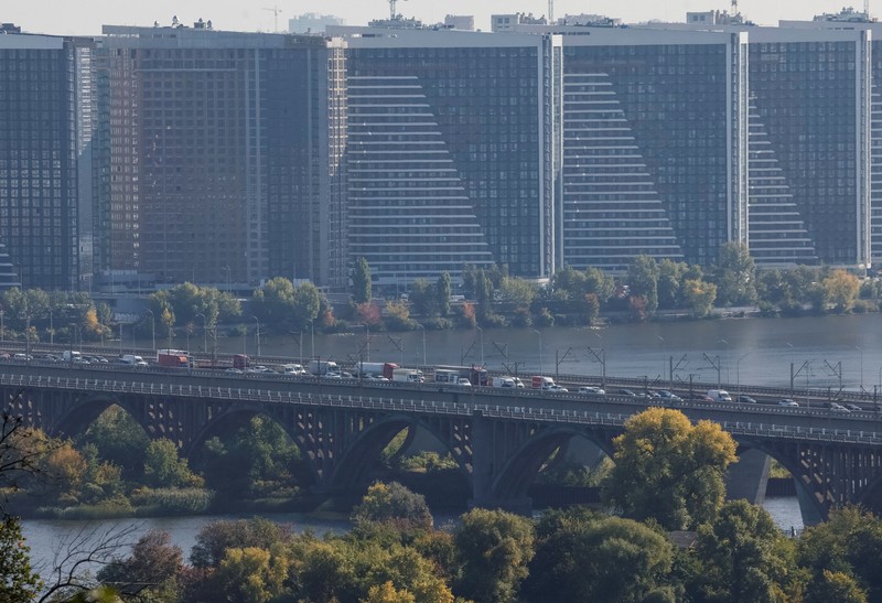 Serangan Rusia di Ukraina menewaskan sedikitnya enam orang dan merusak Jembatan Utara Kyiv, yang membuat lalu lintas di sekitar jembatan dihentikan. (REUTERS/Valentyn Ogirenko)