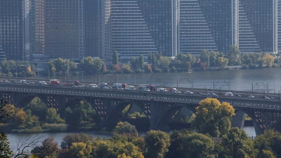 Arus lalu lintas di Kyiv, ibu kota Ukraina, macet total pada Jumat (2/10/2026) waktu setempat, setelah salah satu jembatan utama di kota tersebut ditutup dan pembatasan diberlakukan di jembatan lainnya menyusul gelombang serangan drone Rusia. (REUTER