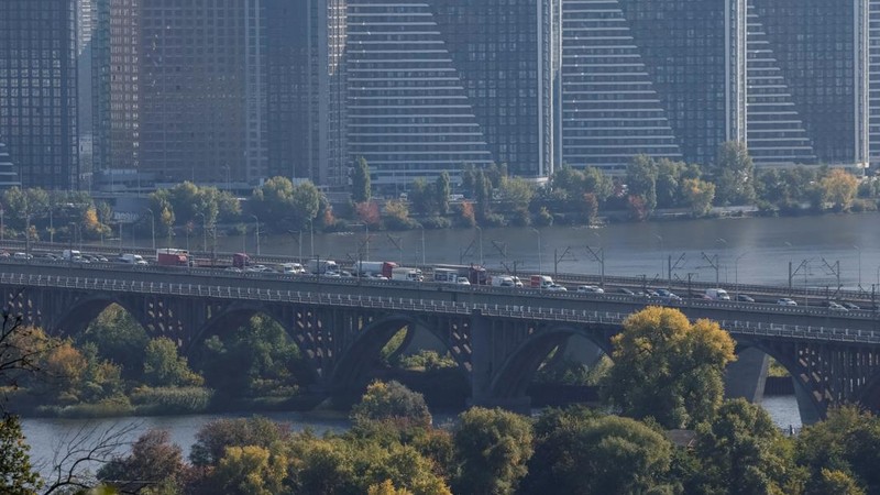 Arus lalu lintas di Kyiv, ibu kota Ukraina, macet total pada Jumat (2/10/2026) waktu setempat, setelah salah satu jembatan utama di kota tersebut ditutup dan pembatasan diberlakukan di jembatan lainnya menyusul gelombang serangan drone Rusia. (REUTER