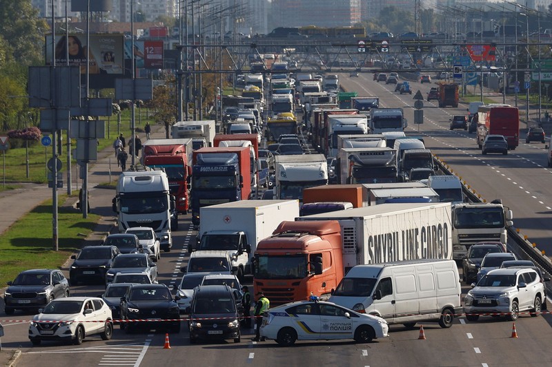 Serangan Rusia di Ukraina menewaskan sedikitnya enam orang dan merusak Jembatan Utara Kyiv, yang membuat lalu lintas di sekitar jembatan dihentikan. (REUTERS/Valentyn Ogirenko)