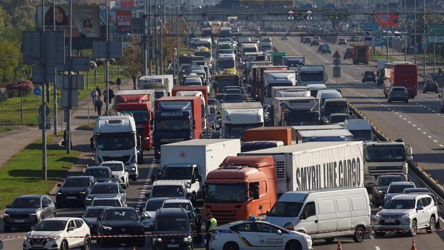 Arus lalu lintas di Kyiv, ibu kota Ukraina, macet total pada Jumat (2/10/2026) waktu setempat, setelah salah satu jembatan utama di kota tersebut ditutup dan pembatasan diberlakukan di jembatan lainnya menyusul gelombang serangan drone Rusia. (REUTER