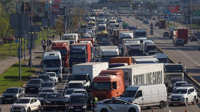 Arus lalu lintas di Kyiv, ibu kota Ukraina, macet total pada Jumat (2/10/2026) waktu setempat, setelah salah satu jembatan utama di kota tersebut ditutup dan pembatasan diberlakukan di jembatan lainnya menyusul gelombang serangan drone Rusia. (REUTER