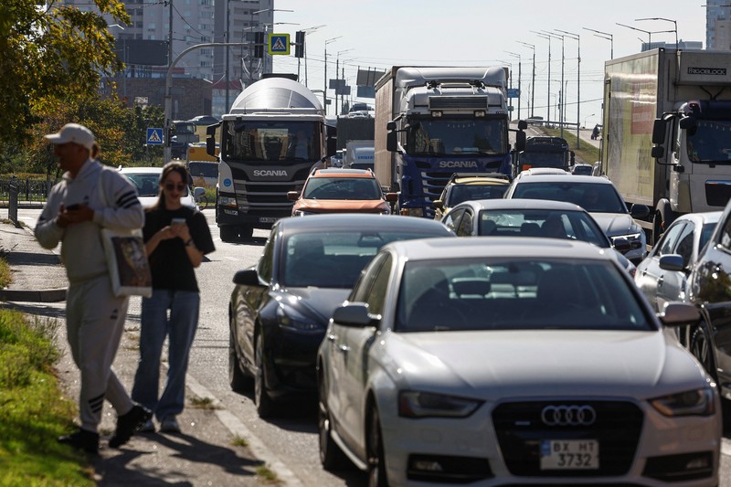 Serangan Rusia di Ukraina menewaskan sedikitnya enam orang dan merusak Jembatan Utara Kyiv, yang membuat lalu lintas di sekitar jembatan dihentikan. (REUTERS/Valentyn Ogirenko)