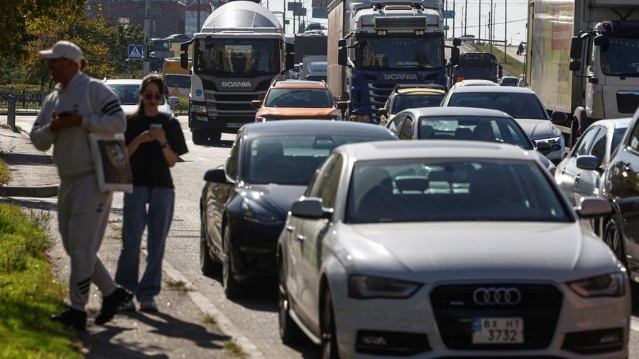 Arus lalu lintas di Kyiv, ibu kota Ukraina, macet total pada Jumat (2/10/2026) waktu setempat, setelah salah satu jembatan utama di kota tersebut ditutup dan pembatasan diberlakukan di jembatan lainnya menyusul gelombang serangan drone Rusia. (REUTER