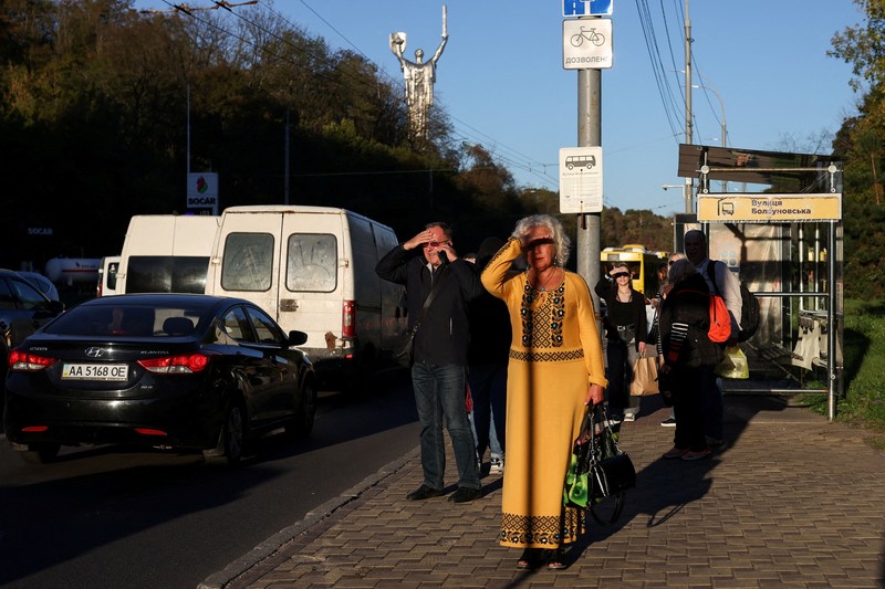 Serangan Rusia di Ukraina menewaskan sedikitnya enam orang dan merusak Jembatan Utara Kyiv, yang membuat lalu lintas di sekitar jembatan dihentikan. (REUTERS/Valentyn Ogirenko)