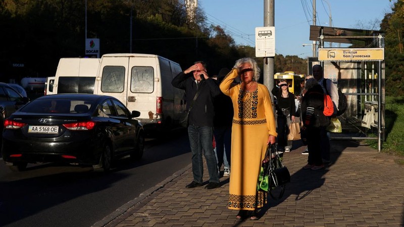 Arus lalu lintas di Kyiv, ibu kota Ukraina, macet total pada Jumat (2/10/2026) waktu setempat, setelah salah satu jembatan utama di kota tersebut ditutup dan pembatasan diberlakukan di jembatan lainnya menyusul gelombang serangan drone Rusia. (REUTER