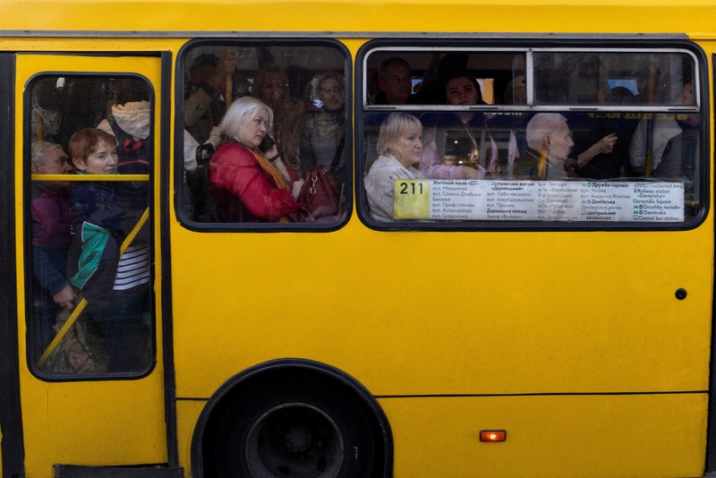 Serangan Rusia di Ukraina menewaskan sedikitnya enam orang dan merusak Jembatan Utara Kyiv, yang membuat lalu lintas di sekitar jembatan dihentikan. (REUTERS/Valentyn Ogirenko)