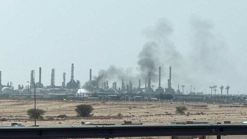 Kobaran api terlihat dari kilang Aramco di sebelah selatan Riyadh, Arab Saudi, Sabtu (3/10/2026). (REUTERS/Stringer)