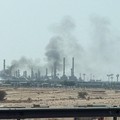 Asap membubung dari kebakaran di kilang Aramco di sebelah selatan Riyadh, Arab Saudi, Sabtu (3/10/2026). (REUTERS/Stringer)