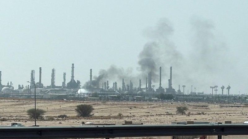 Asap membubung dari kebakaran di kilang Aramco di sebelah selatan Riyadh, Arab Saudi, Sabtu (3/10/2026). (REUTERS/Stringer)