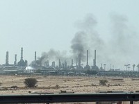 Asap membubung dari kebakaran di kilang Aramco di sebelah selatan Riyadh, Arab Saudi, Sabtu (3/10/2026). (REUTERS/Stringer)
