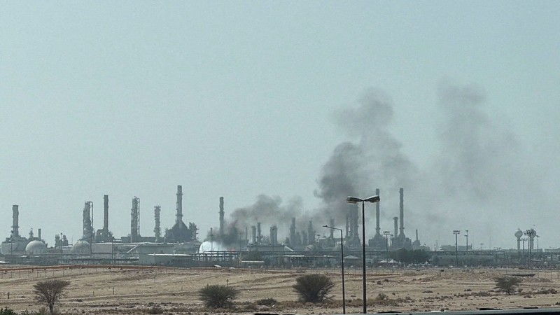 Kobaran api terlihat dari kilang Aramco di sebelah selatan Riyadh, Arab Saudi, Sabtu (3/10/2026). (REUTERS/Stringer)