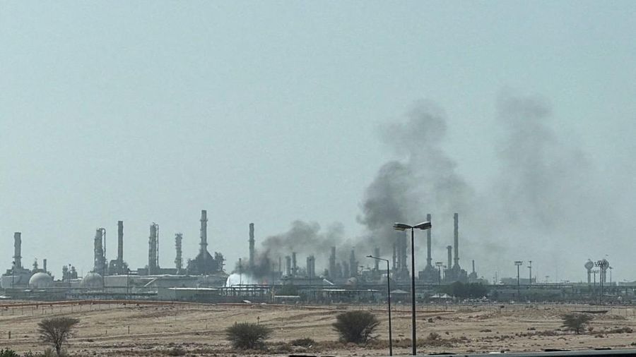 Asap membubung dari kebakaran di kilang Aramco di sebelah selatan Riyadh, Arab Saudi, Sabtu (3/10/2026). (REUTERS/Stringer)