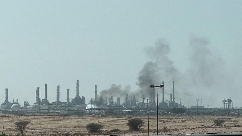 Asap membubung dari kebakaran di kilang Aramco di sebelah selatan Riyadh, Arab Saudi, Sabtu (3/10/2026). (REUTERS/Stringer)