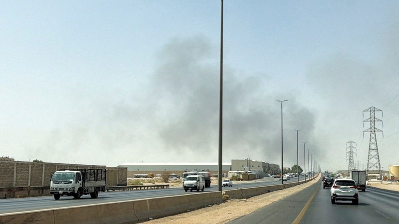 Kobaran api terlihat dari kilang Aramco di sebelah selatan Riyadh, Arab Saudi, Sabtu (3/10/2026). (REUTERS/Stringer)
