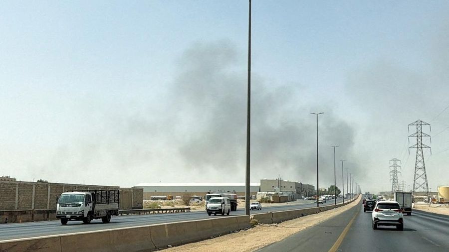 Asap membubung dari kebakaran di kilang Aramco di sebelah selatan Riyadh, Arab Saudi, Sabtu (3/10/2026). (REUTERS/Stringer)